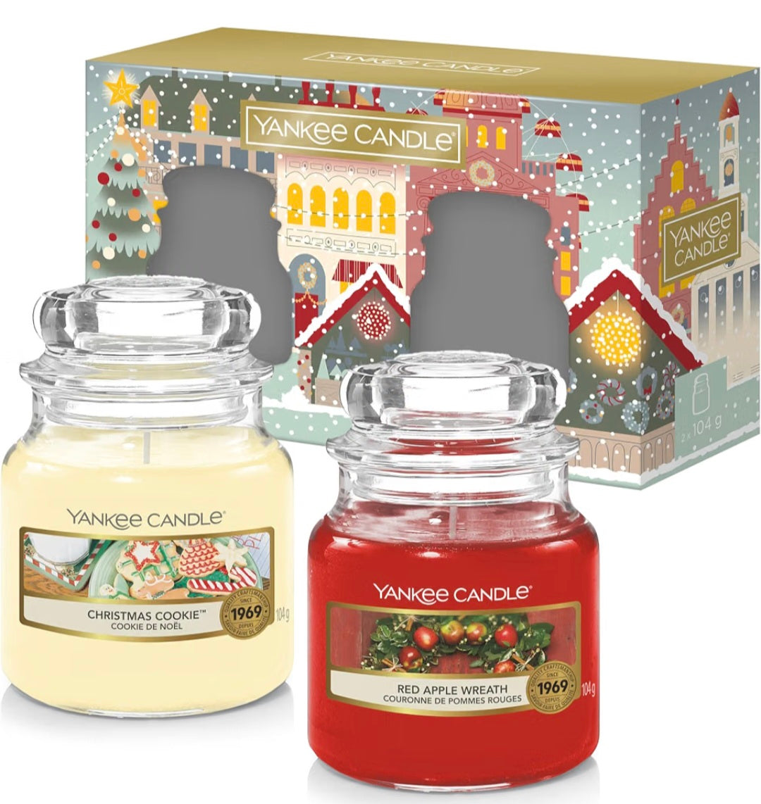 Yankee Candle Scented Candles Gift Set, 2 Small Jar Candles, Passport to The Holidays Collection, Signature
